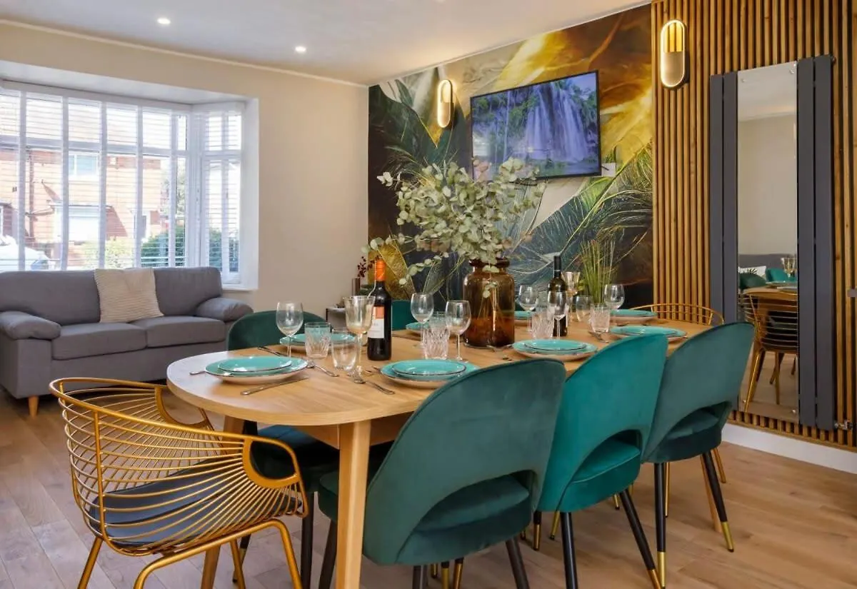 The Dodsworth Modern 4 Bedroom House, Sleeps 8 York